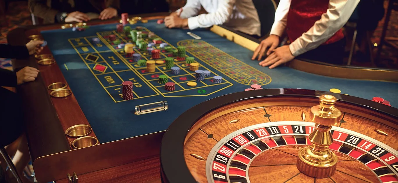 Roulette-Tisch mit hybridem Neon-Look